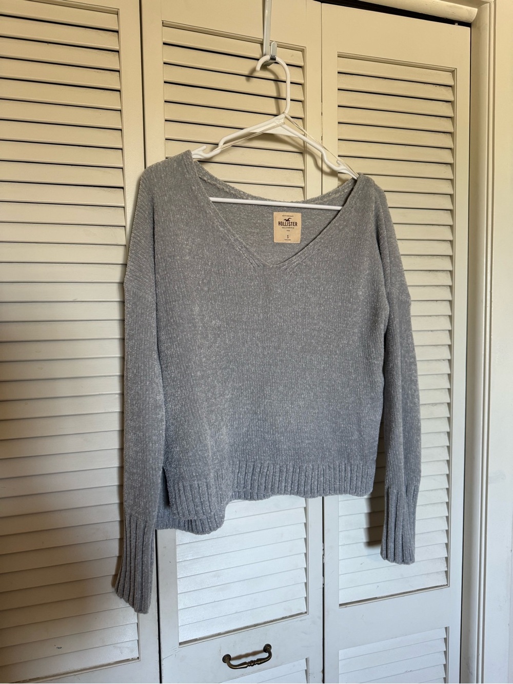 Hollister Light Gray V-Neck Knit Sweater